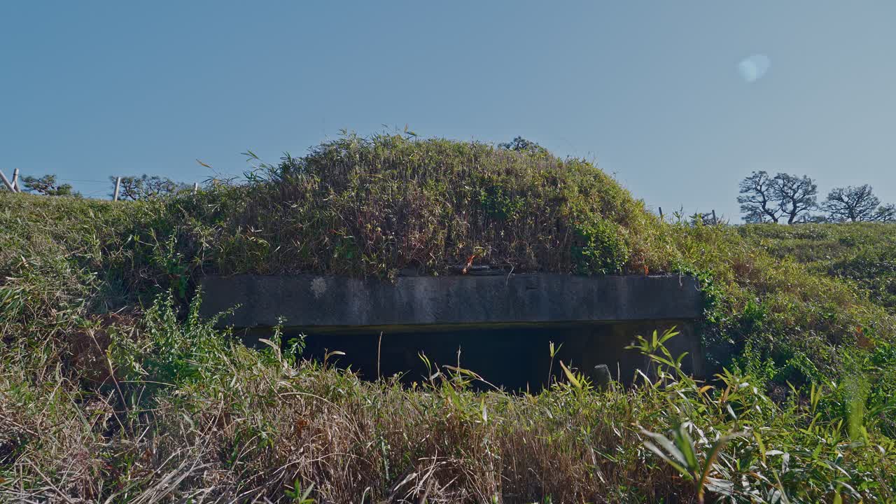 Una vista delle rovine del deposito di polvere da sparo ricoperto di terra, costruito direttamente negli argini della fortezza per garantire la conservazione sicura della polvere da sparo durante il periodo Edo.