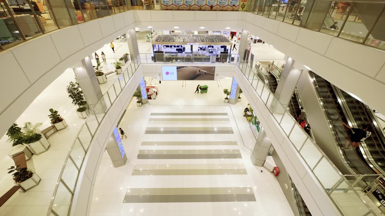 현대적인 쇼핑몰 인테리어