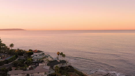 Drones-Volando-Sobre-Caras-Casas-Frente-Al-Mar-En-La-Jolla,-California