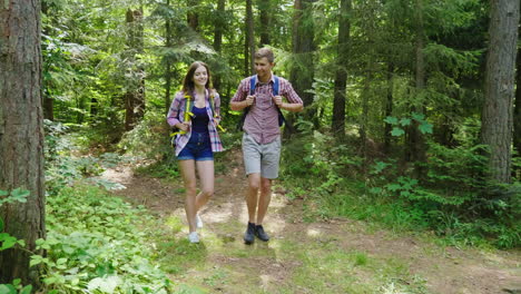 Joven-Pareja-Atractiva-Es-Caminar-En-El-Bosque-Senderismo-Y-Estilo-De-Vida-Activo