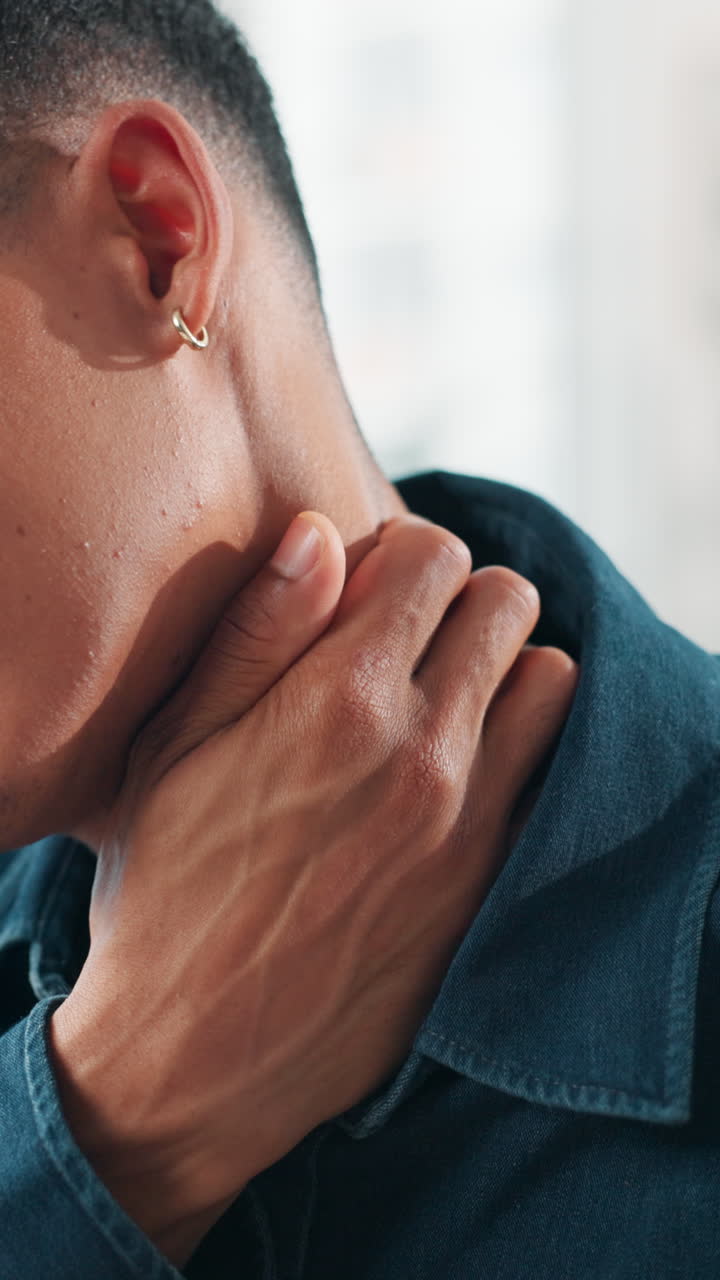 Primo piano di una persona che si strofina il collo a causa del disagio