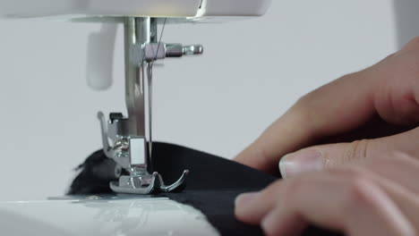 Coser-Un-Paño-Negro-Con-Una-Máquina-De-Coser