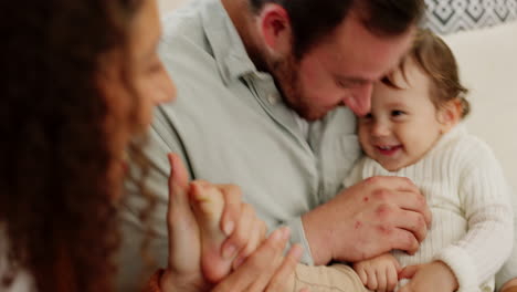 feliz, amor y padres jugando con su bebé