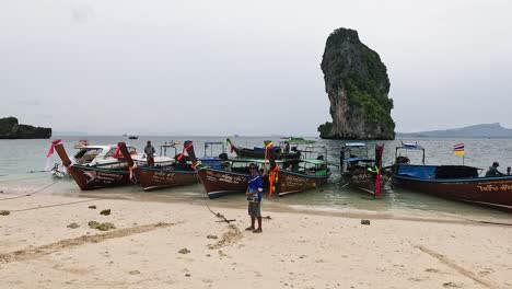 boote und menschen an einem sandstrand