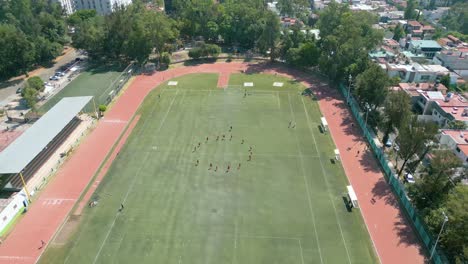 Drohnenclip-Sportplatz-Mitten-In-Der-Stadt-Am-Nachmittag