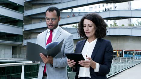 Business-people-with-folder-and-tablet-pc