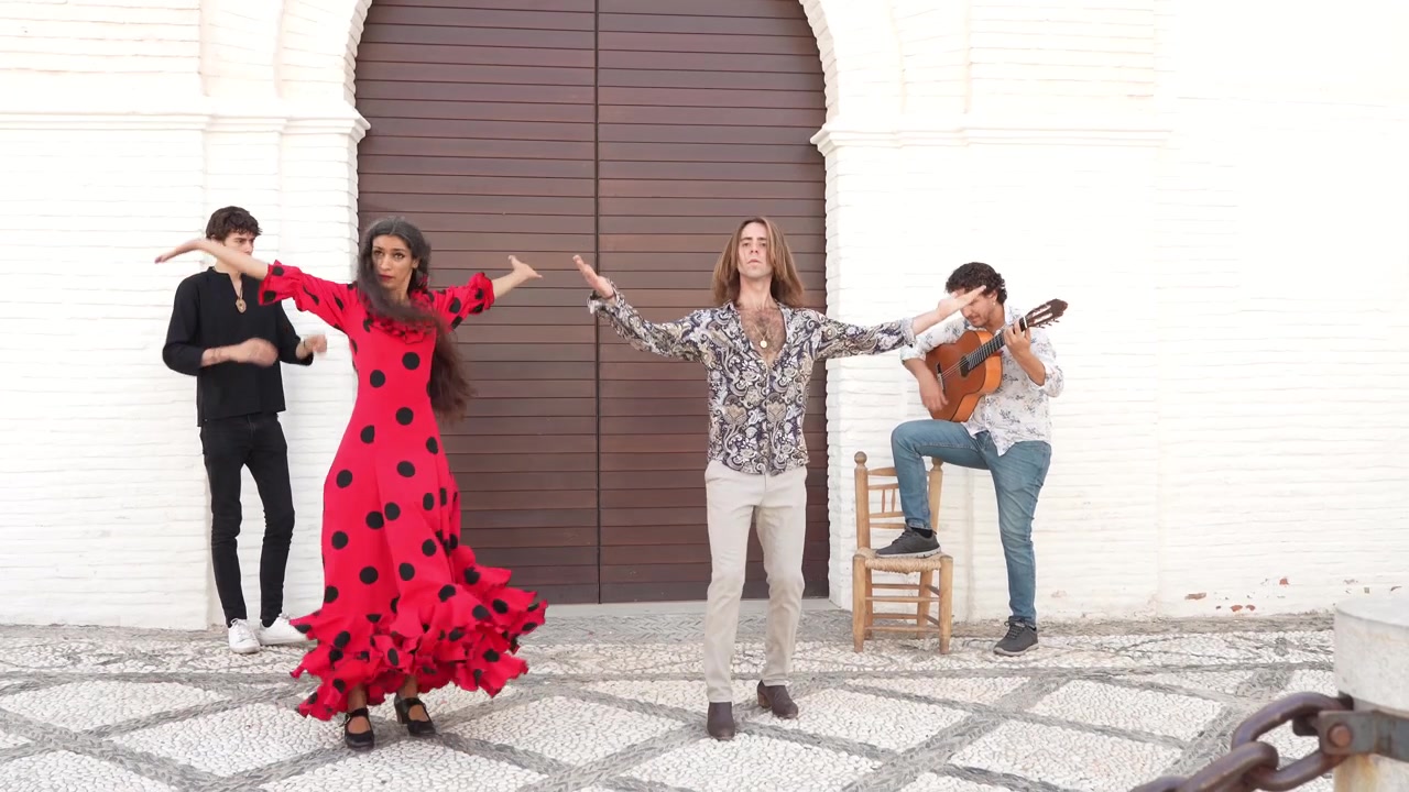 Multietnisk gruppe flamencodansere danser for turister i San Nicolás, Albaicín
