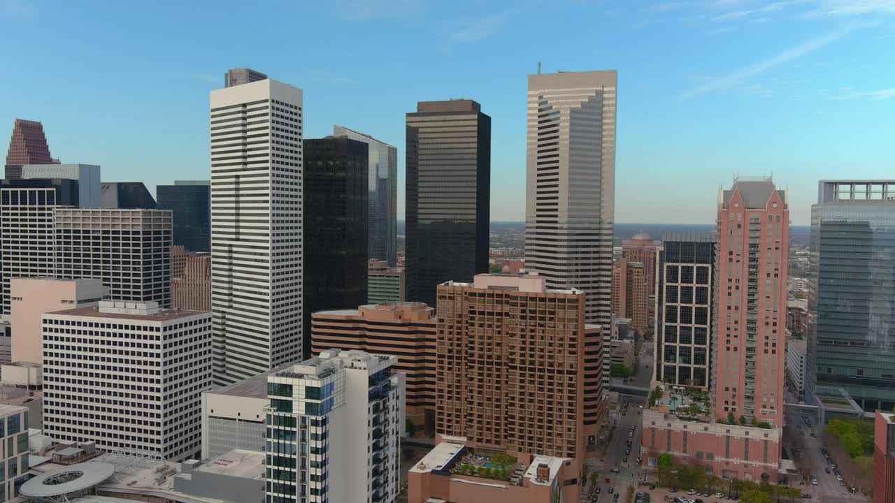 disparos de drones descendiendo de rascacielos y el área del centro de houston