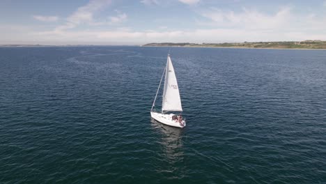 Velero-De-Lujo-En-Aguas-Abiertas-Viajando-A-Lo-Largo-De-La-Costa-En-El-Campo-En-Dinamarca