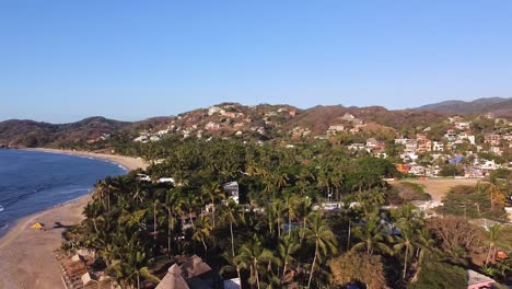 Clip-De-Drone-Panorámico-Aéreo-De-La-Ciudad-De-Surf-De-Sayulita-Durante-La-Puesta-De-Sol-En-México