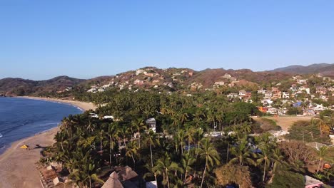 clip de drone panorámico aéreo de la ciudad de surf de sayulita durante la puesta de sol en méxico