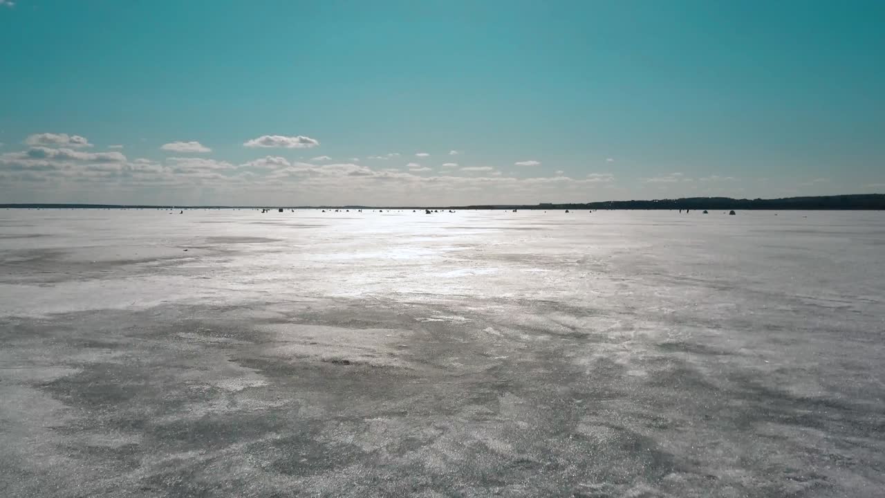 vista aérea de un lago congelado, pesca de invierno, rusia
