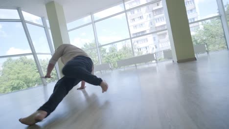 hombre bailando breakdance en un estudio moderno
