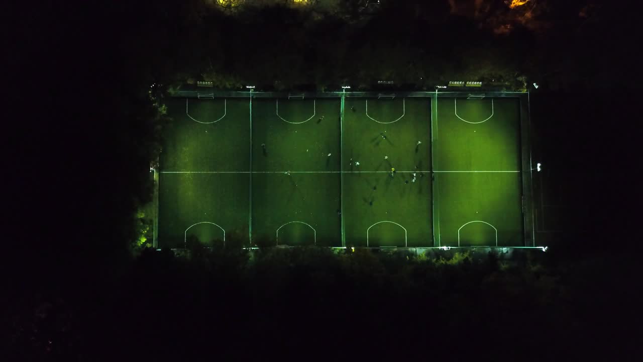 ночное футбольное поле с несколькими площадками