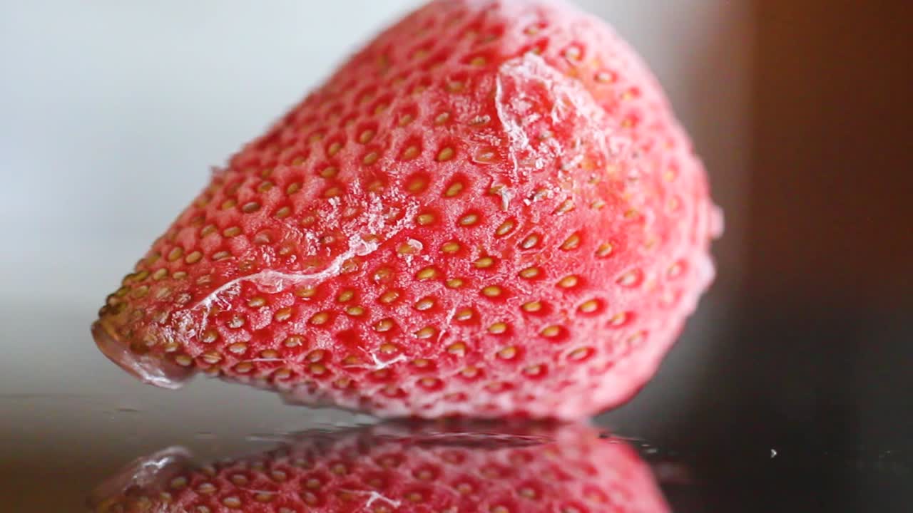 반사와 냉동 딸기, 매크로 닫습니다