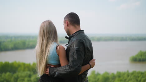 La-Pareja-Se-Abraza-Y-Se-Para-En-La-Colina-Frente-Al-Pintoresco-Lago.