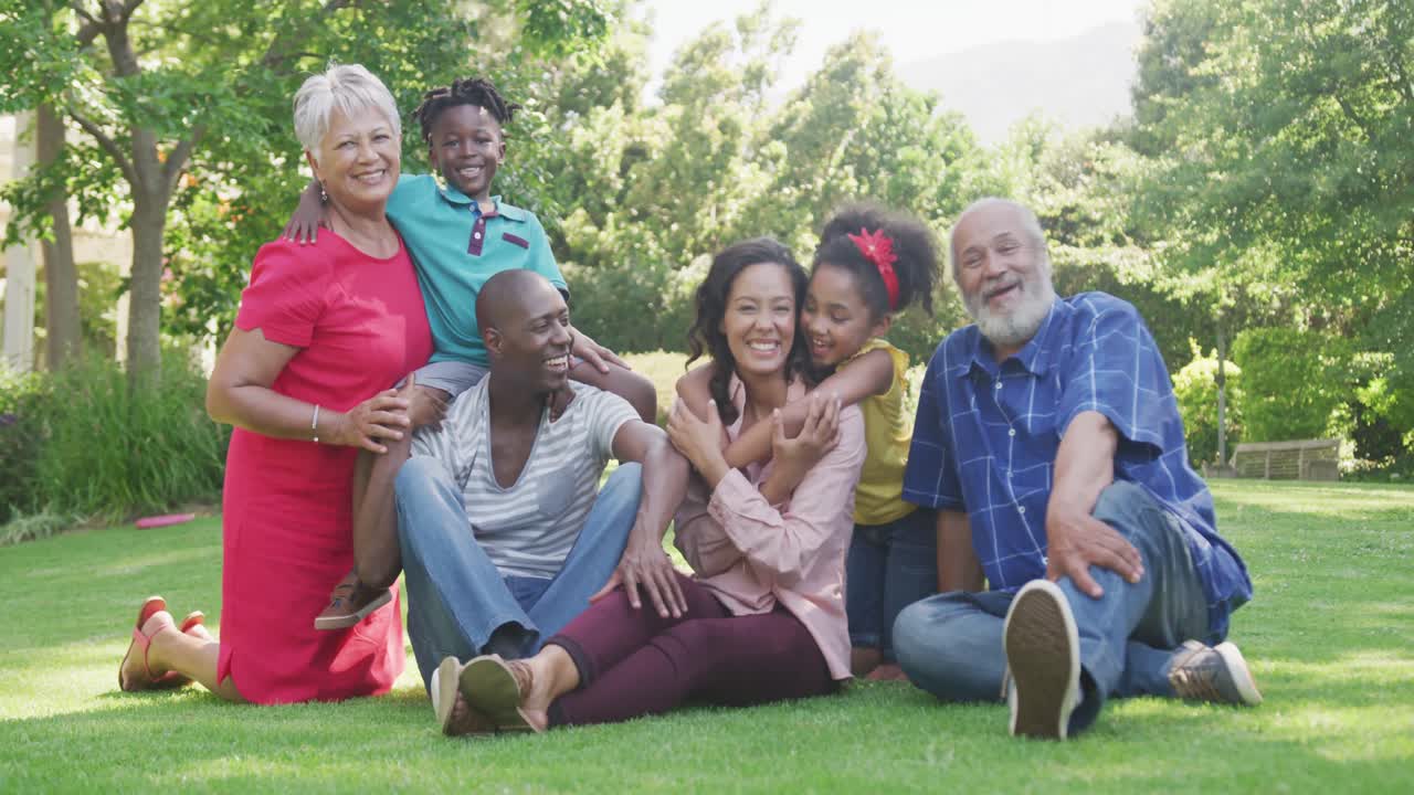 familia afroamericana de varias generaciones pasando tiempo juntos en el jardín
