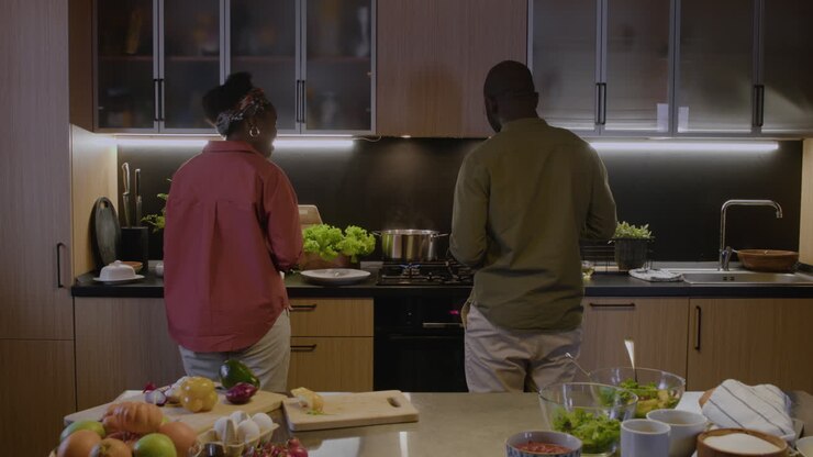 Persone che cucinano in cucina