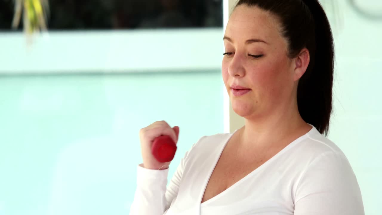 mujer embarazada haciendo ejercicio en la pelota
