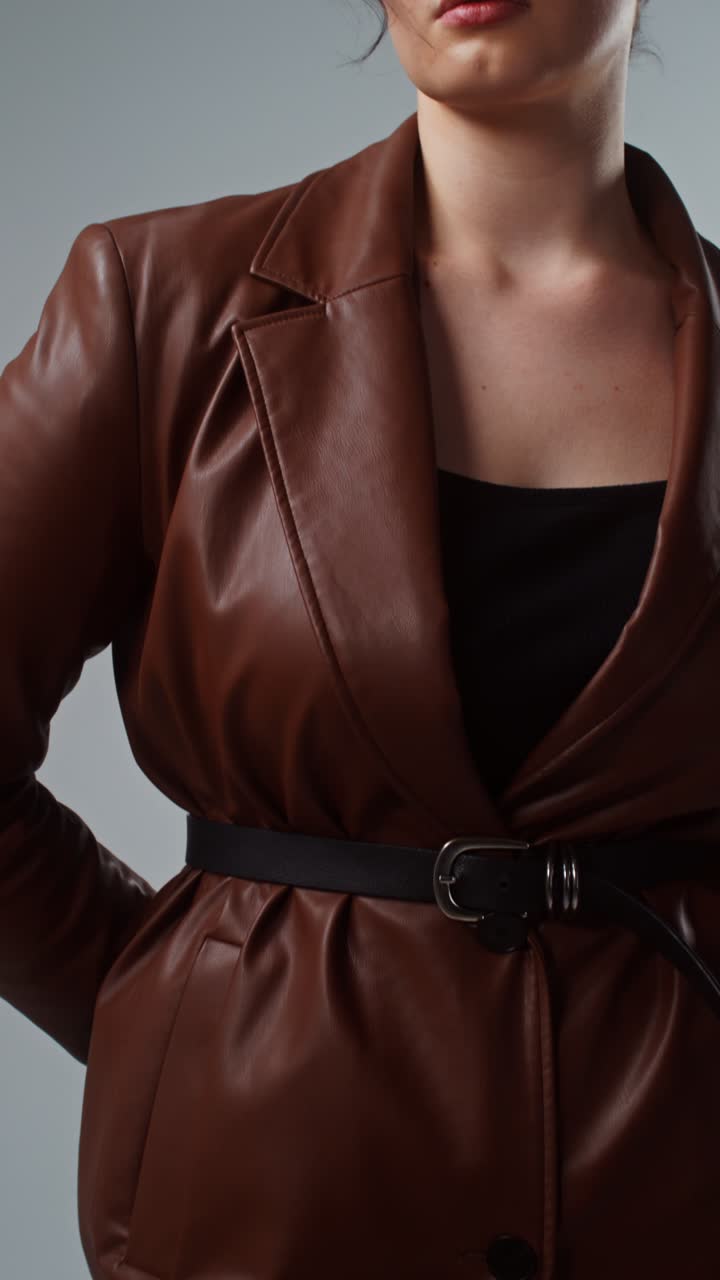 портрет женщины в кожаной куртке