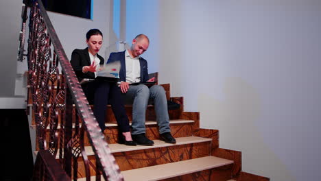 una mujer de negocios furiosa leyendo un informe financiero.
