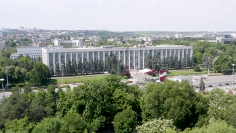 Vista-Aérea-De-La-Casa-De-Gobierno-De-La-República-De-Moldavia-En-Chisinau