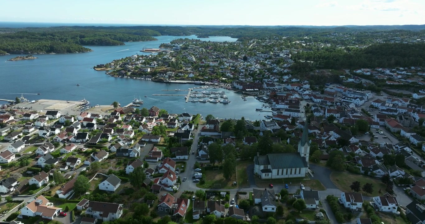 Luftfoto av kystbyen Lillesand i Norge i sakte film, som viser fjord.