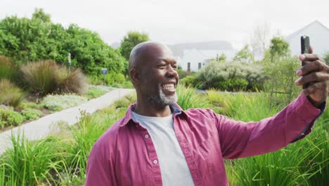 Video-De-Felices-Hombres-Africanos-Americanos-Mayores-En-El-Jardín.