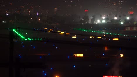 luces del aeropuerto en la noche