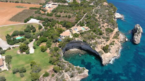 Mallorca:-Vista-Aérea-De-La-Ciudad-Turística-De-Cala-Liombards-En-La-Isla-De-Mallorca,-España,-Europa-|-Mansiones-Exóticas-Al-Océano