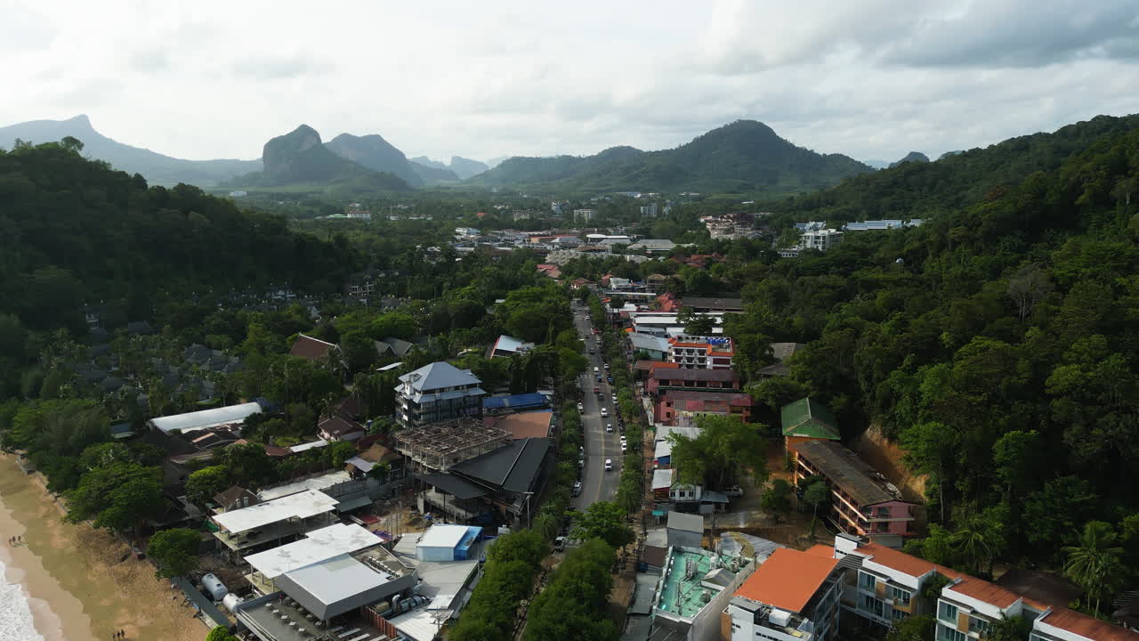 ciudad de tailandia y majestuosas montañas forestales, vista aérea de un avión no tripulado