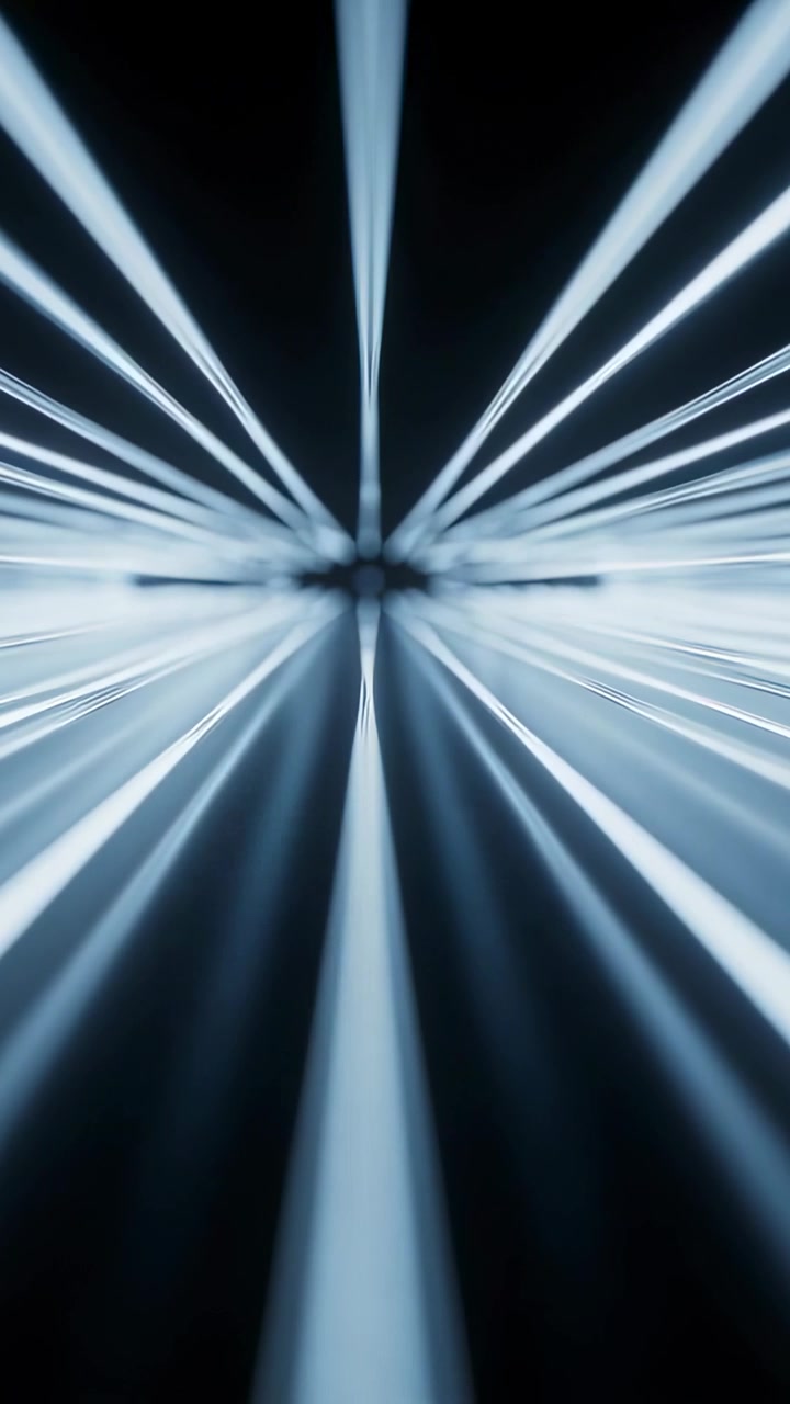 Video verticale: Fasci di luce bianca convergenti che formano un fulcro radiale centrale nel vuoto nero, con scintille lampeggianti.