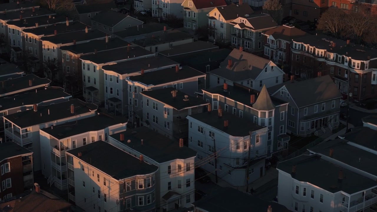 Luftfoto af huse i Dorchester, Boston ved solopgang. Optaget en forårsmorgen.