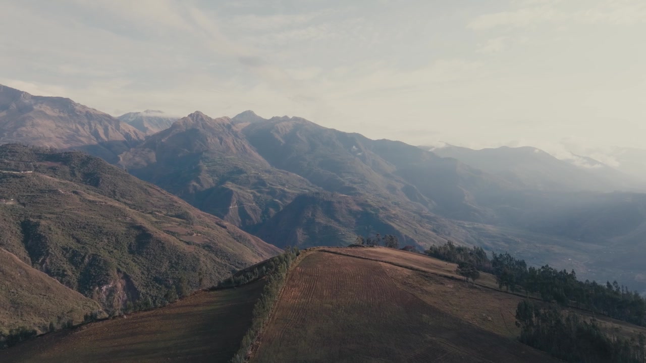 Valle di montagna, Ande all'alba vicino a Cuzco, Perù. Ripresa aerea con drone