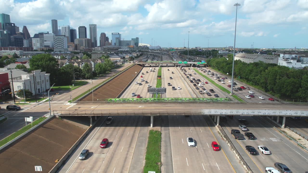 두 개의 주요 고속도로에서 소형 교통량과 중간 교통량의 대조를 통해 비행