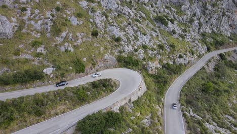 Birdseye-Geneigter-Blick-Auf-Ein-Auto-Auf-Einer-Bergstraße-In-Sa-Calobra,-Mallorca,-Spanien-An-Einem-Sonnigen-Nachmittag