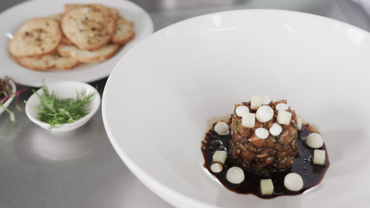 백인 남성 요리사가 부에서 식사를 장식하고, 느린 동작