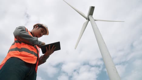 Fortschrittlicher-Ingenieur,-Der-Mit-Der-Windkraftanlage-Arbeitet,-Mit-Dem-Himmel-Als-Hintergrund.