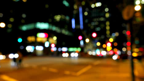 bokeh colorido de las luces de los coches en la señal de tráfico en la calle por la noche 4k