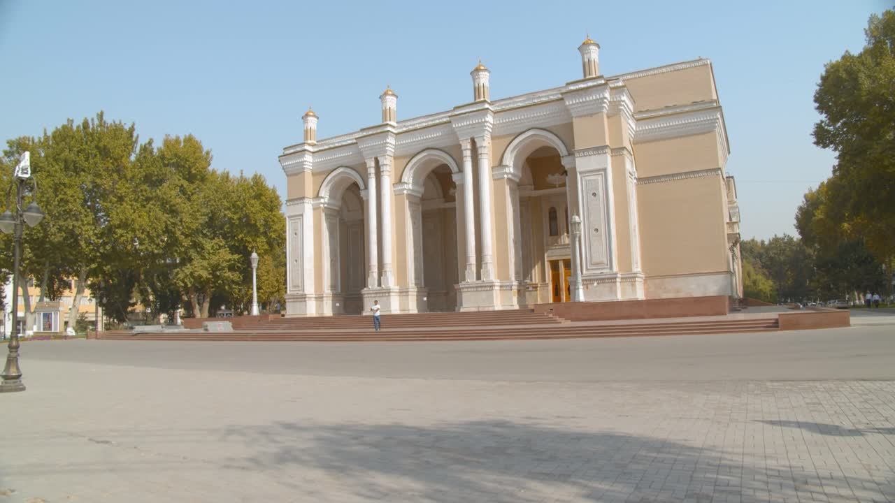 el teatro bolshoi académico estatal del teatro navoi es el teatro de ópera nacional en tashkent, uzbekistán