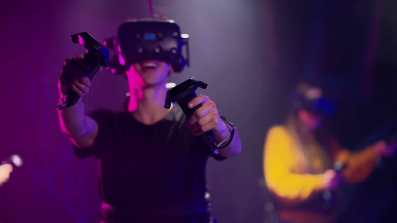 Adolescenti che giocano con un visore per la realtà virtuale in uno studio