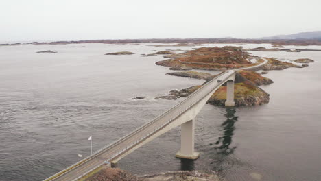 Vista-Espectacular-Del-Puente-Storseisundet-En-Un-Día-Brumoso-En-Hustadvika,-Noruega