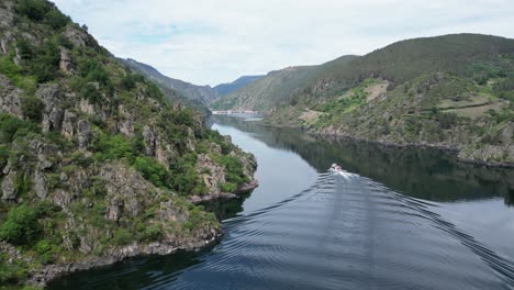 Boot-Fährt-Durch-Den-Fluss-Sil-Canyon-In-Ribeira-Sacra,-Galicien,-Spanien---4K-Luftaufnahme