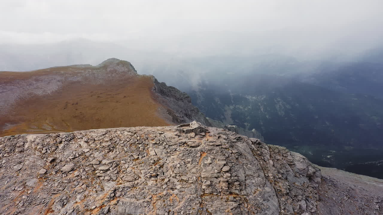 Ripresa con drone a rivelazione inversa della Cappella greco-ortodossa del Profeta Elia sulla cima Profitis Ilias del Monte Olimpo, Grecia