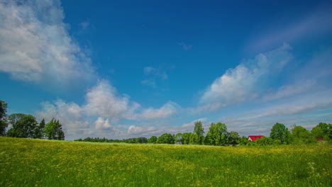 Schöne-Zeitrafferaufnahme-Von-Weißen-Wolkenbewegungen-Am-Blauen-Himmel-über-Grünen-Wiesen-Den-Ganzen-Tag