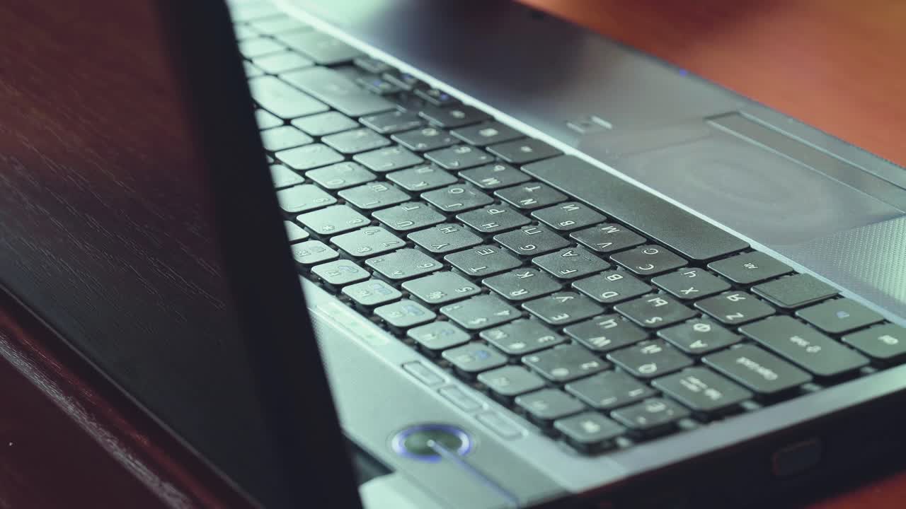 hombre abriendo la computadora portátil y comienza a escribir en el teclado de la computadora 03