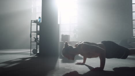 Hombre-De-Pie-En-Una-Tabla.-Chico-Haciendo-Flexiones-Durante-La-Sesión-De-Fitness-En-El-Club-Deportivo