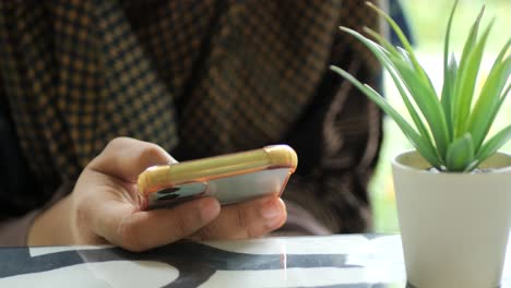 Nahaufnahme-Einer-Frau,-Die-Ihr-Smartphone-In-Der-Hand-Hält