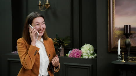 Asiatische-Frau-Benutzt-Smartphone