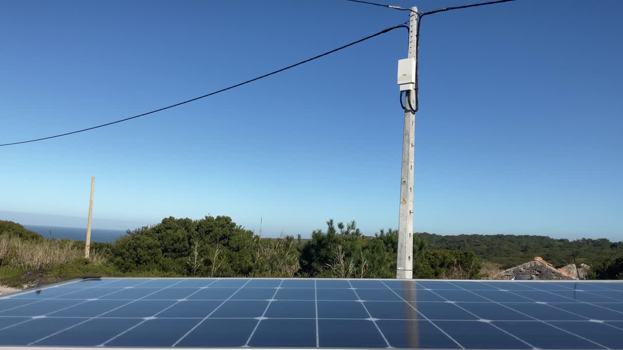 panel solar y cable de alimentación en un día soleado en la región costera, vista estática